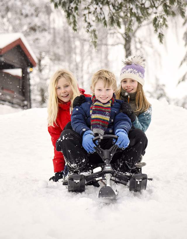 Barn som leker på akebrett i Mossemarka