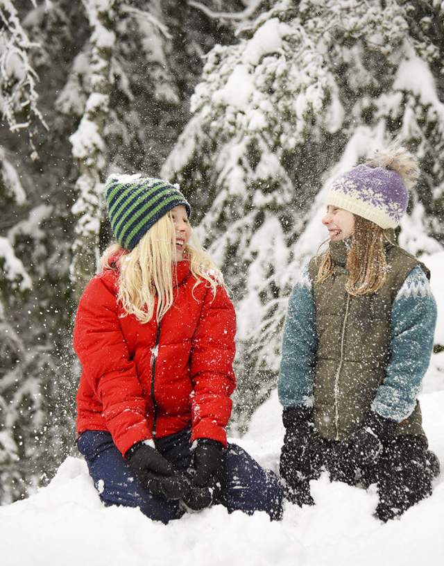 To barn som leker i snøen i Mossemarka i Moss