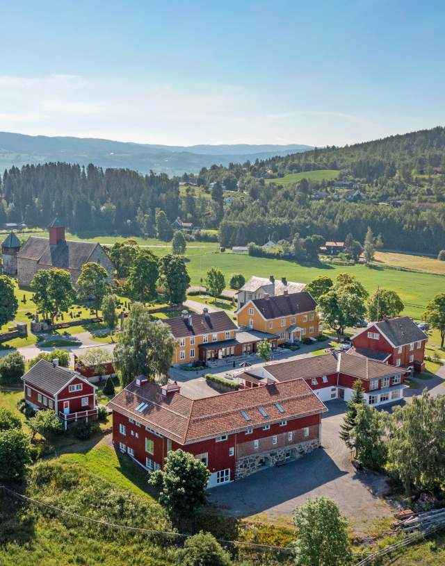 Dronebilde over Granavollen og Søsterkirkene