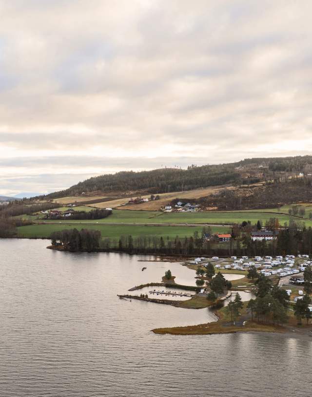 Dronebilde med høstvær over Sveastranda camping