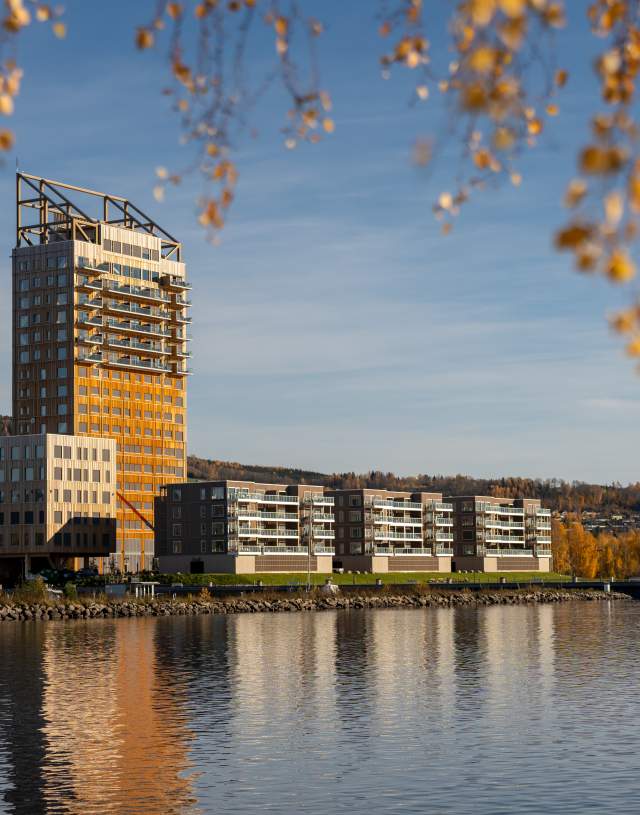 Wood Hotel sett fra Mjøsa en flott høstdag