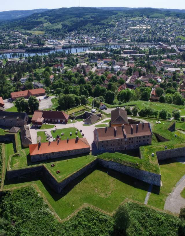 Dronebilde fra Kongsvinger Festning i solskinn