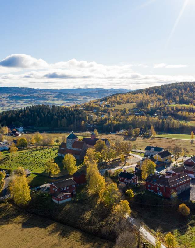 Dronebilde over Granavollen og Søsterkirkene