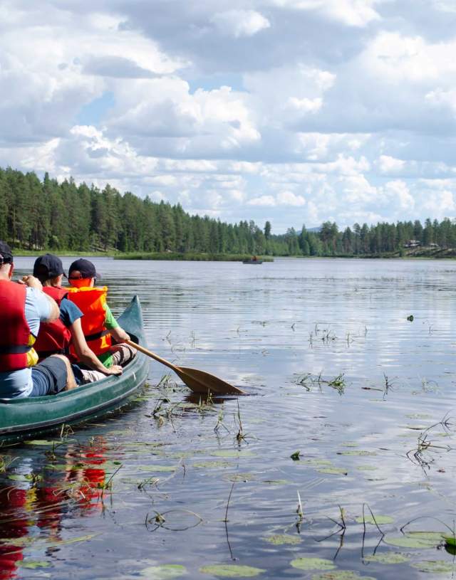 Familie på kanotur med Opplev Kynna