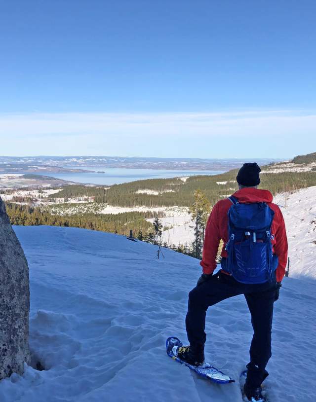 Snowshoeing on Totenåsen with a view towards lake Mjøsa