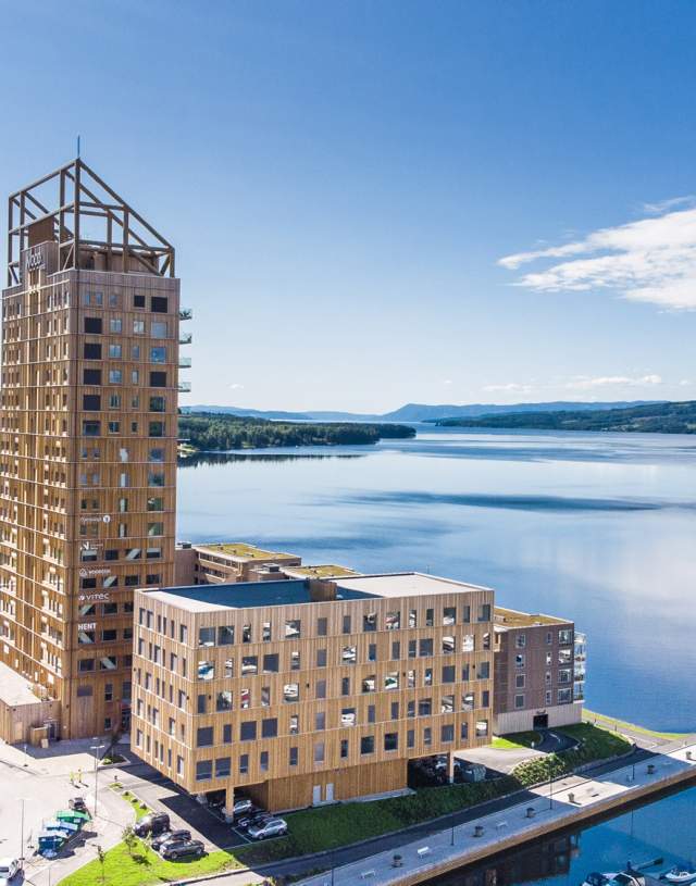 Dronebilde mot Mjøsa fra Wood Hotel i Brumunddal