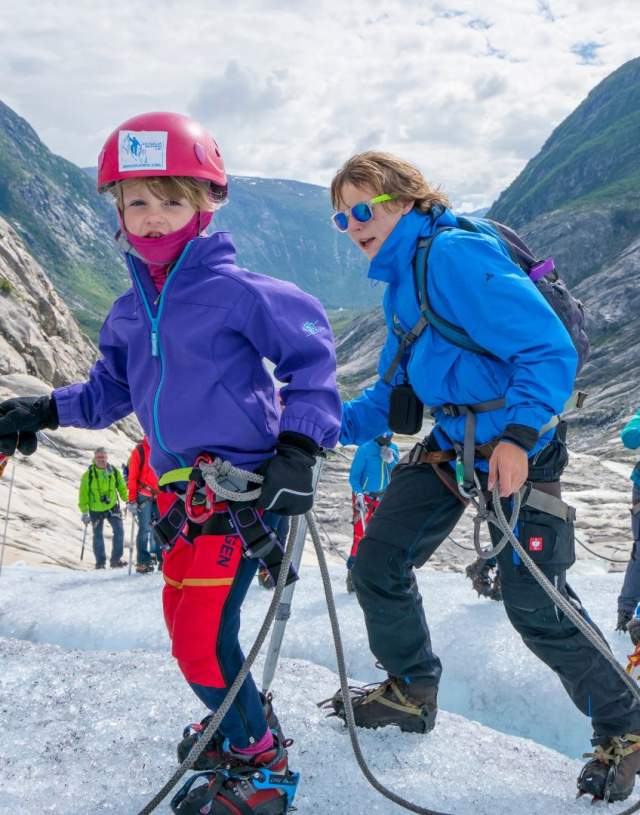 Geführte Gletscherwanderung für Kinder auf dem Nigardsbreen-Gletscher