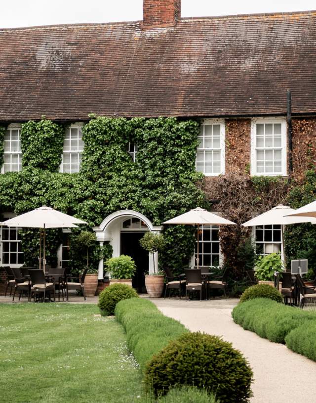 Farnham Bush Hotel - exterior of hotel