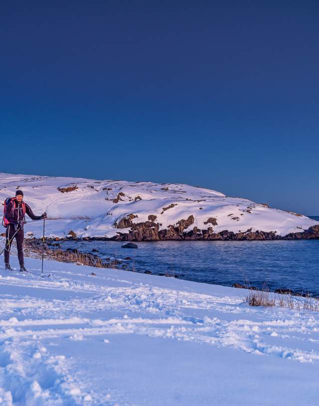 en mann På ski Raet nasjonalpark