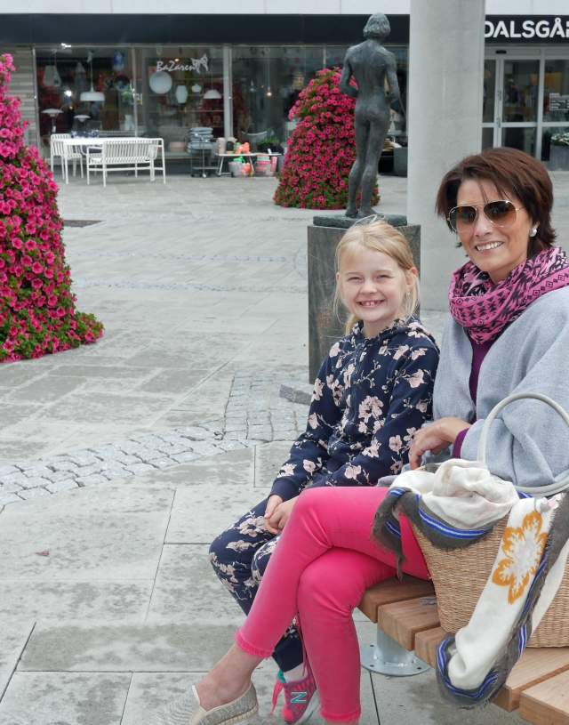 mor og datter på shopping i Lyngdal
