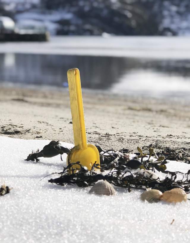gul spade i sanden
