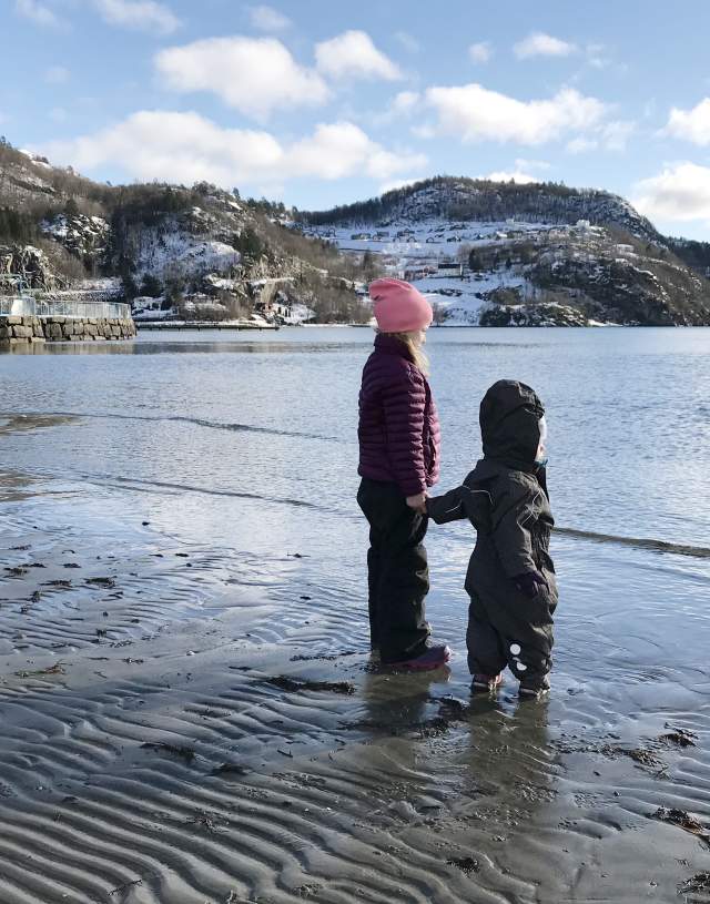 barn på stranda om vinteren