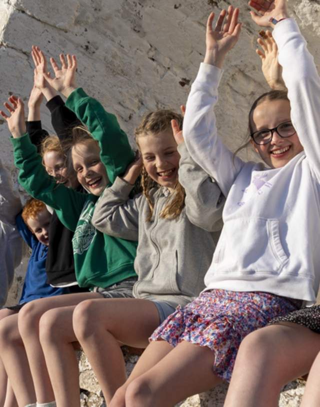 Barn som koser seg på Lindesnes fyr