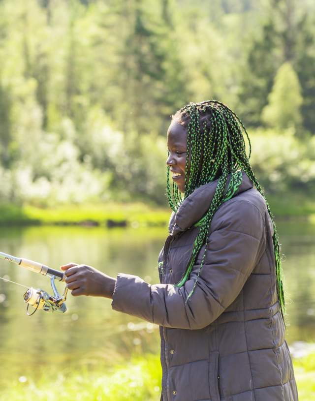 Jente som fisker i Mandalselva i Marnardal