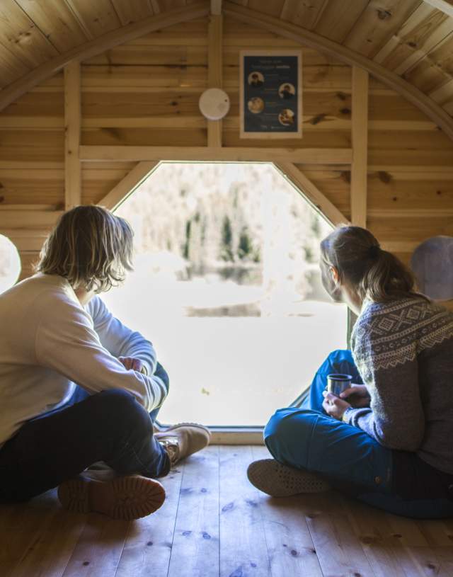 Par som overnatter i hytte hos Adventure Norway i Bjelland