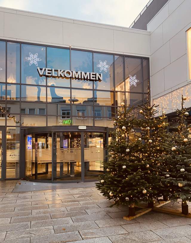 Julepyntet inngangsparti ALTI Mandal