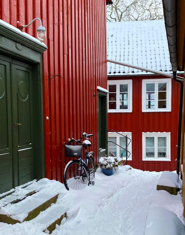 snødekte smug på Øvre Tyholmen i Arendal