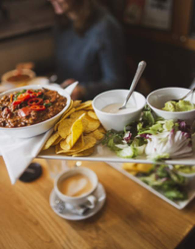 Nærbilde av en tallerken med mat på en restaurant