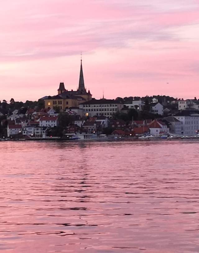 Arendal bader i rosa lys