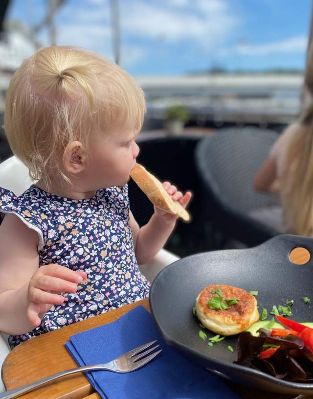 Jente som spiser fiskekake