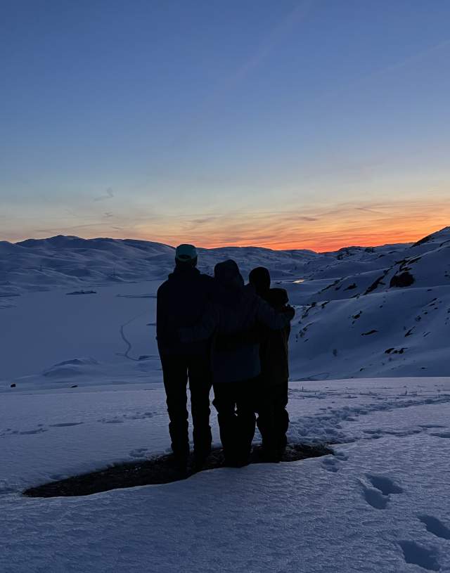 mennesker i solnedgang