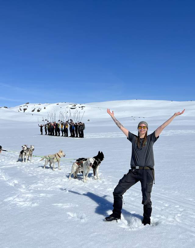 mennesker ute i snøen