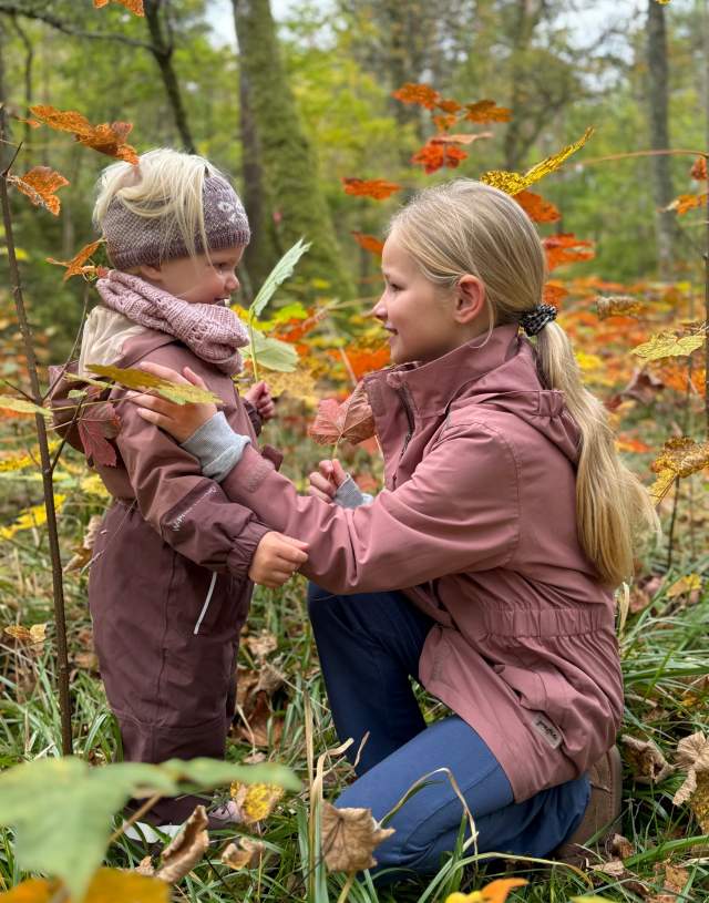 To jenter i furulunden