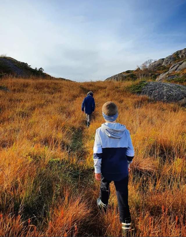 Gutt som går tur på fjellet om høsten