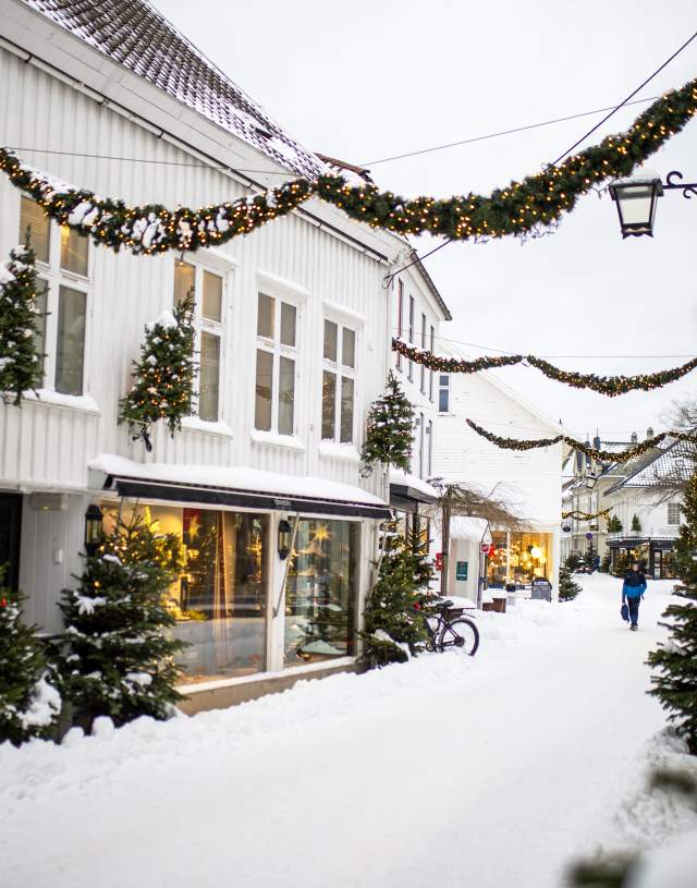 Julelys og snø i gågata i Mandal