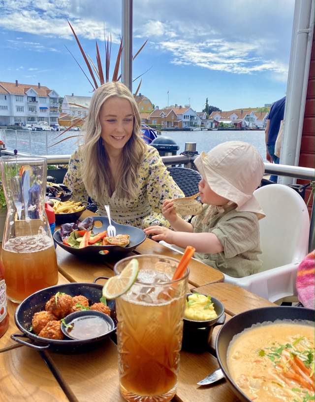 Bilde av mor og barn som spiser på restaurant