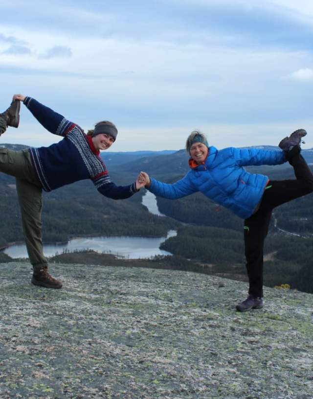 to mennesker på fjelltopp