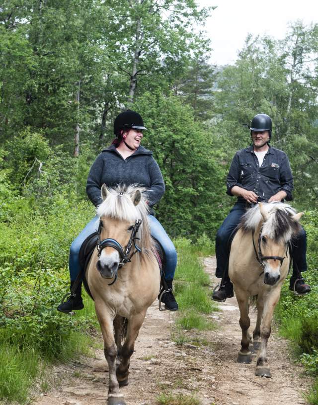 Christina Rasmussen og Reimert Liadal på ridetur - Eikerapen Gjestegard - Eikerapen i Åseral