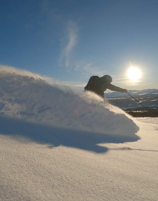 skikjører i snø
