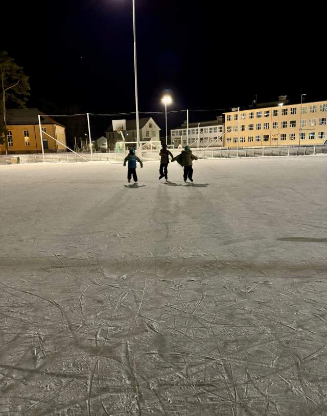 Tre jenter som går på skøyter på skøytebanen Speilen i Mandal