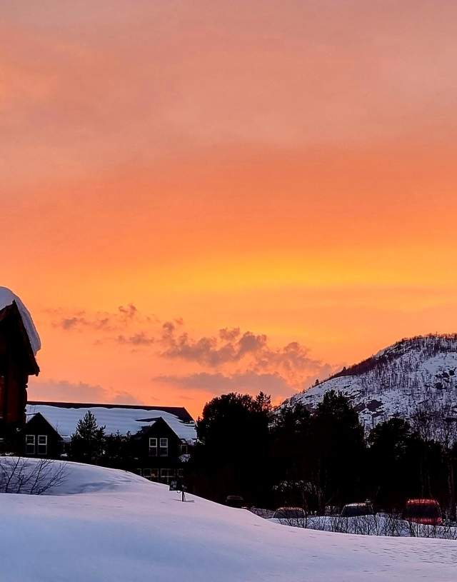 Tradisional Setesdal house in sunset, vinter