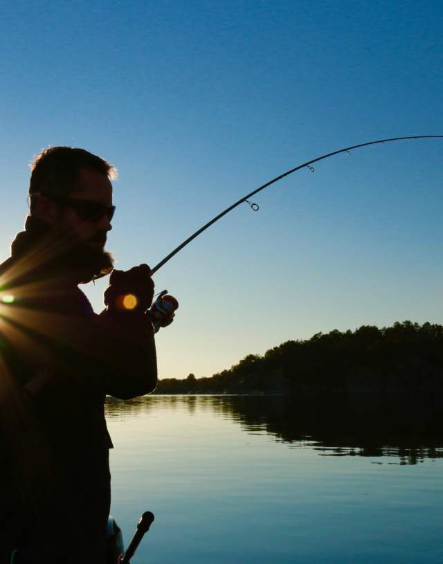 Fiske i solnedgang