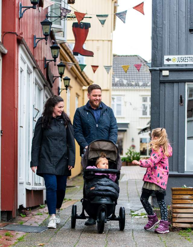 Familie på handletur i Grimstads gågater