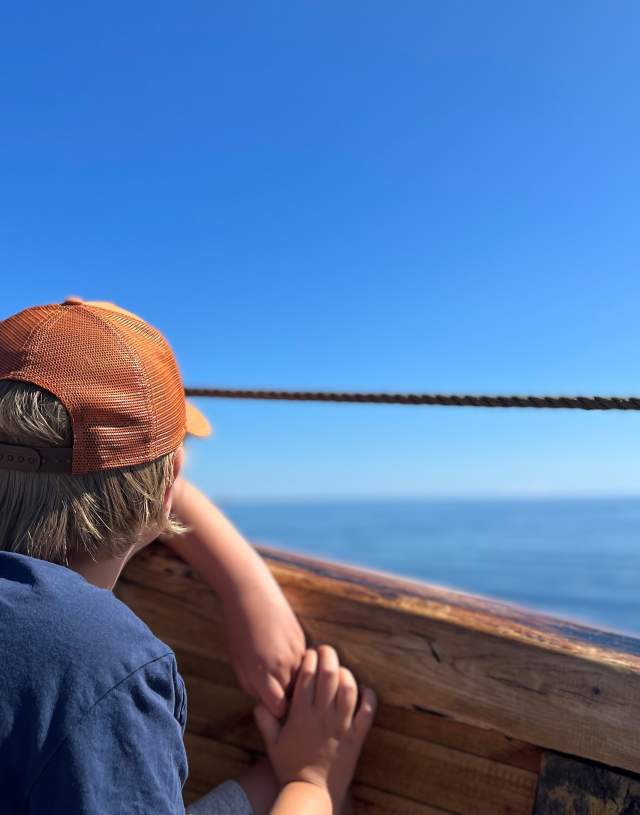 gutt med caps på båt i Grimstad