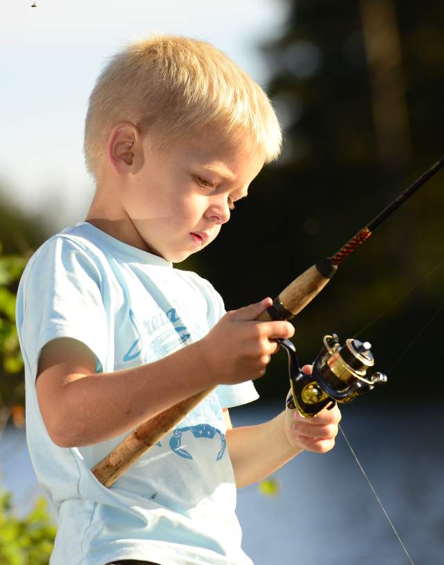 gutt som fisker
