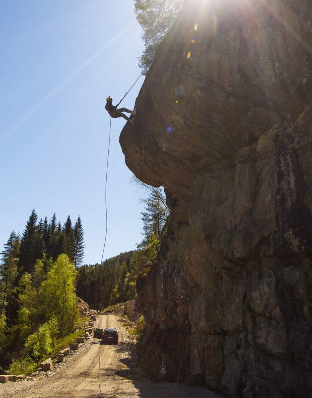 Bilde av en person som klatrer opp en fjellvegg