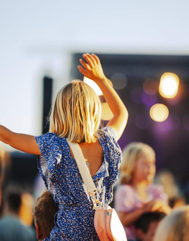 Bilde av en jente på konsert