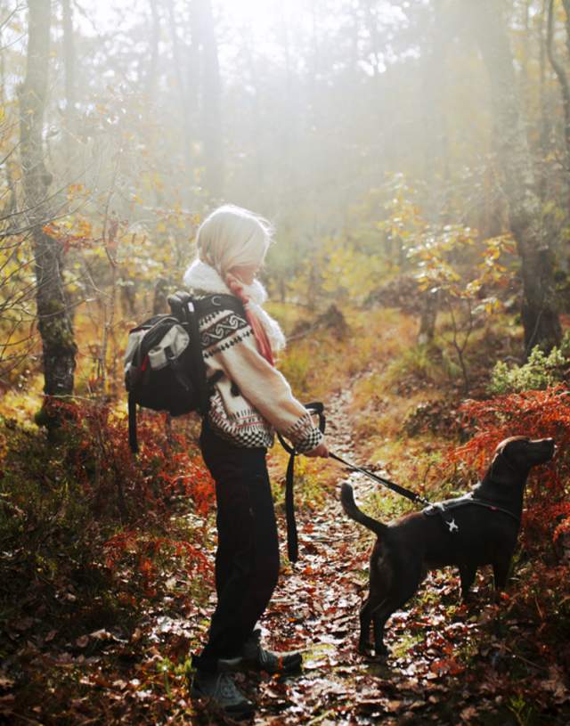 Bilde av en jente og en hun som går tur om høsten