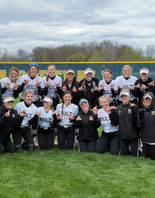 Group of softball players posing