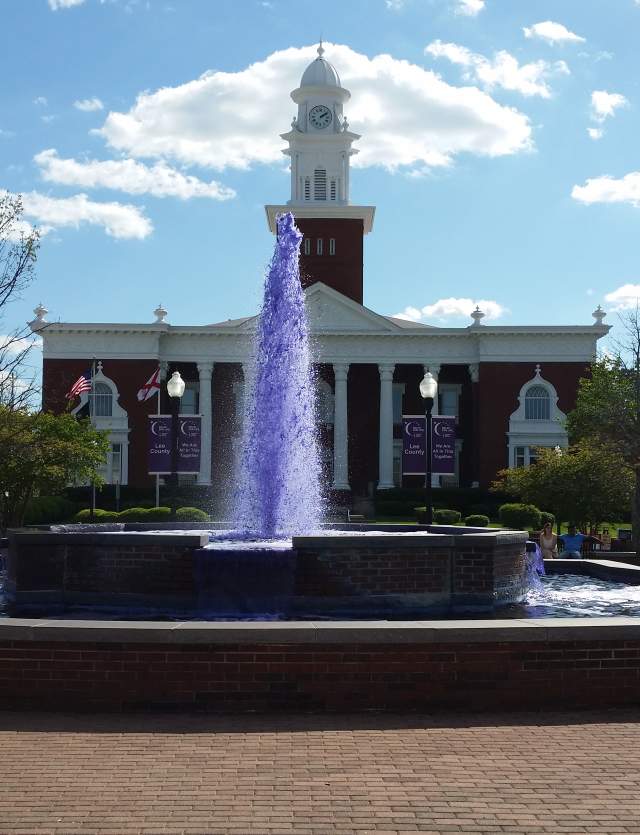 picture of the Opelika courthouse with fountain in front of it