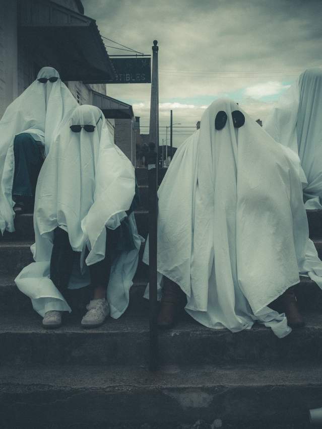 4 Ghosts on the stairs in Downtown Temple