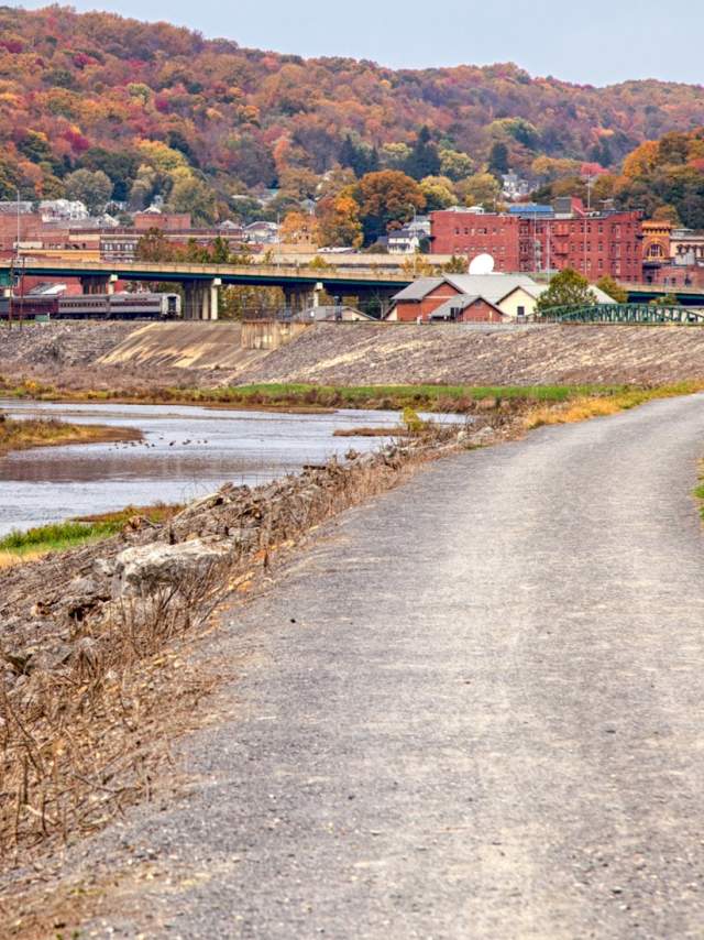 Canal-towpath-approaching-Cumberland-MD