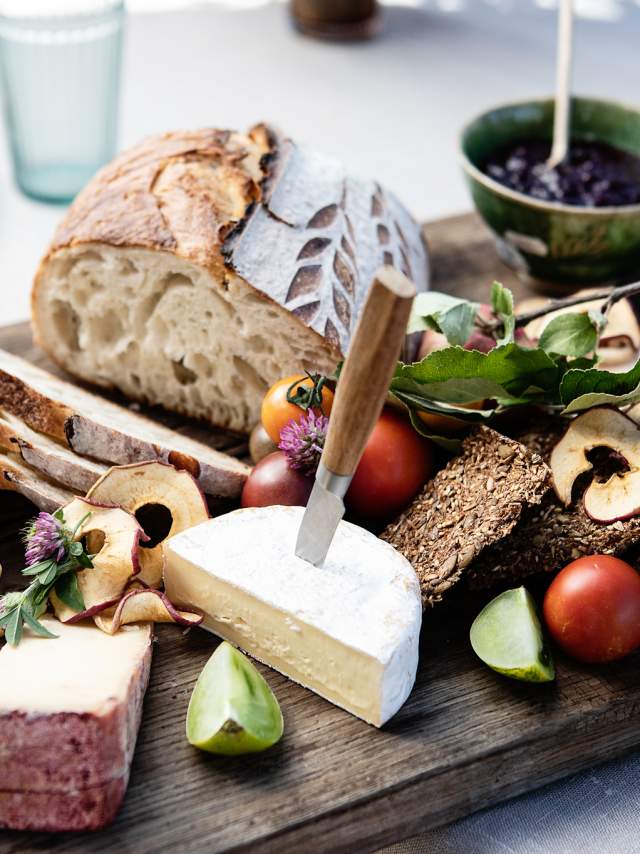 Fjøl med ost, brød, frukt, knekkebrød og annen lokalmat