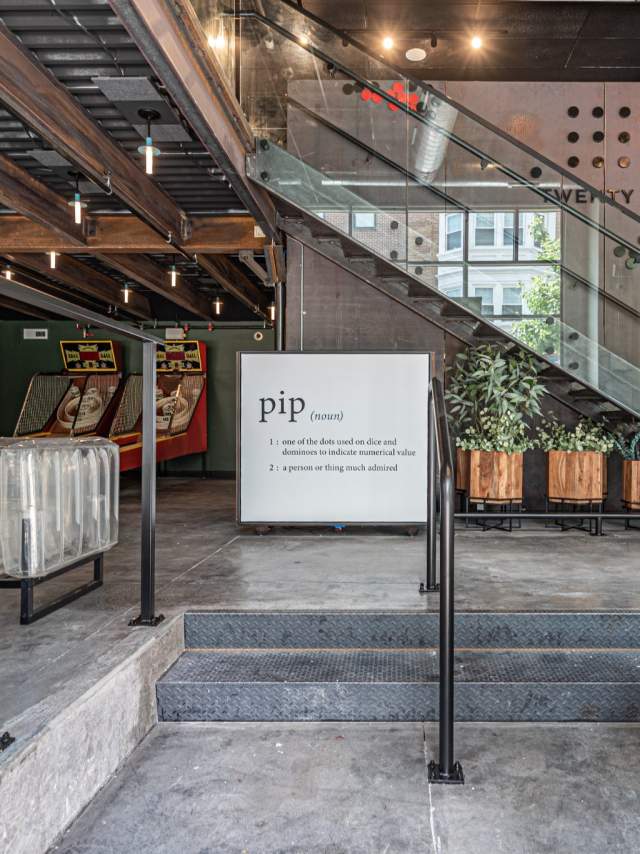 21 Pips interior