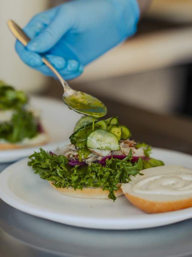 Nærbilde av en makrellsandwich