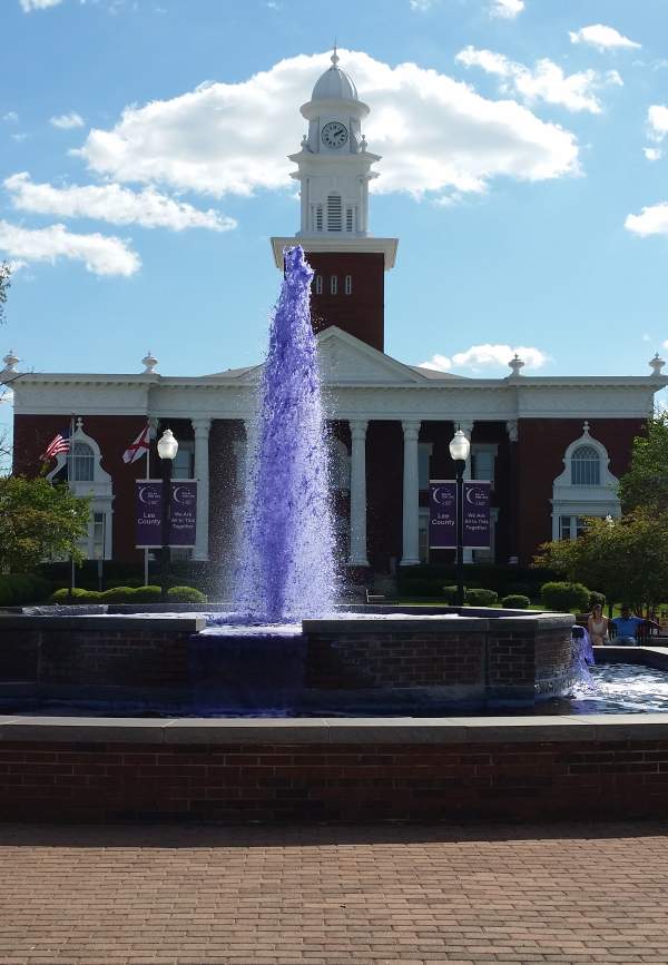 picture of the Opelika courthouse with fountain in front of it